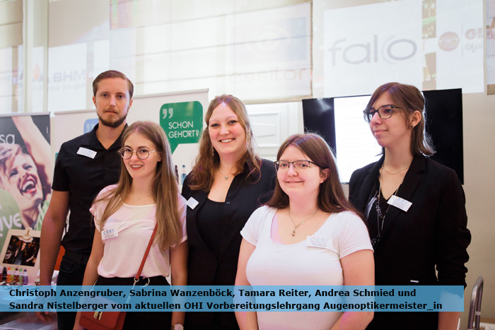 Christoph Anzengruber, Sabrina Wanzenböck, Tamara Reiter, Andrea Schmied und Sandra Nistelberger vom aktuellen OHI Vorbereitungslehrgang Augenoptikermeister_in präsentierten Poster ihrer umfangreichen Projektarbeiten.